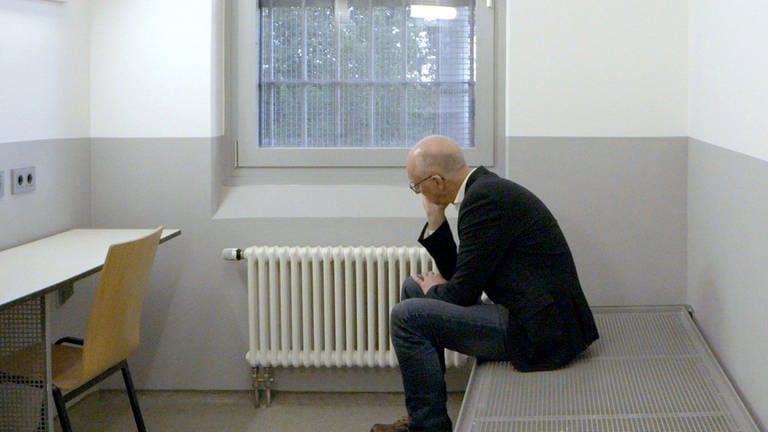 Pfarrer Jönk Schnitzius sitzt in einer Gefängniszelle der JVA Wuppertal-Ronsdorf. 