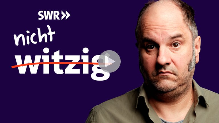 "nicht witzig"-Keyvisual mit Playbutton zeigt Host Manuel Stark