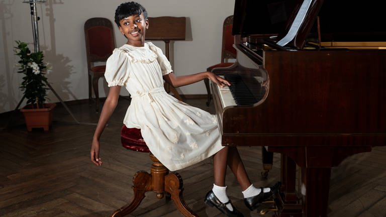 Mahlet Paulke als Nina Simone am Klavier.