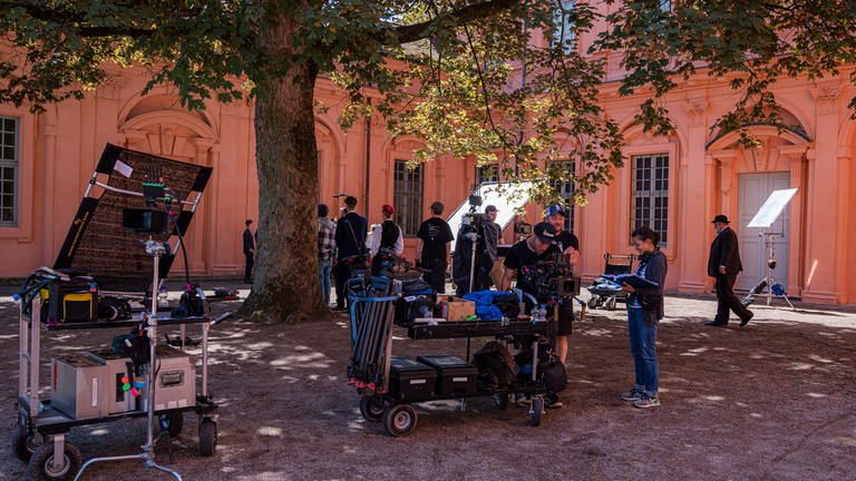 Making-Of: Dreharbeiter zur Episode "Willy Brandt" am Schloss Rastatt.  (Foto: SWR, LOOKSfilm/Christian Koch)