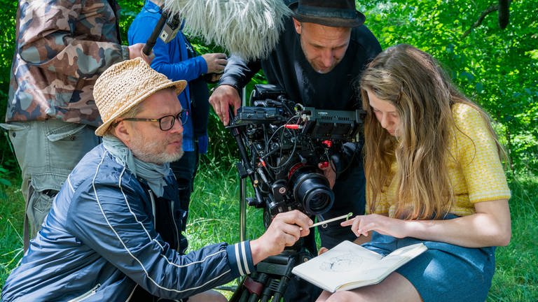 Making-Of: Regisseur Marco Gadge (li.) und Kameramann René Gorski (mi.) mit der Schauspielerin Aurelia Ott (re.) bei den Dreharbeiten zur Episode Jane Goodall.