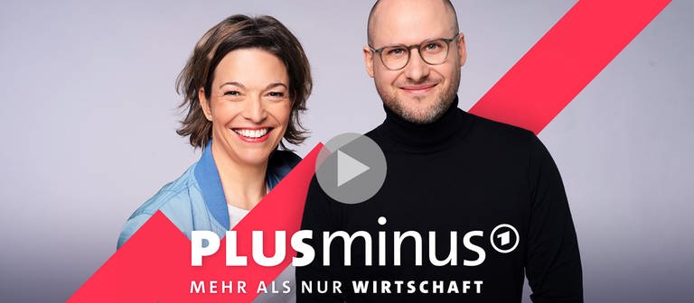  Anna Planken und David Ahlf lächeln vor einem grauen Hintergrund mit plusminus-Logo.