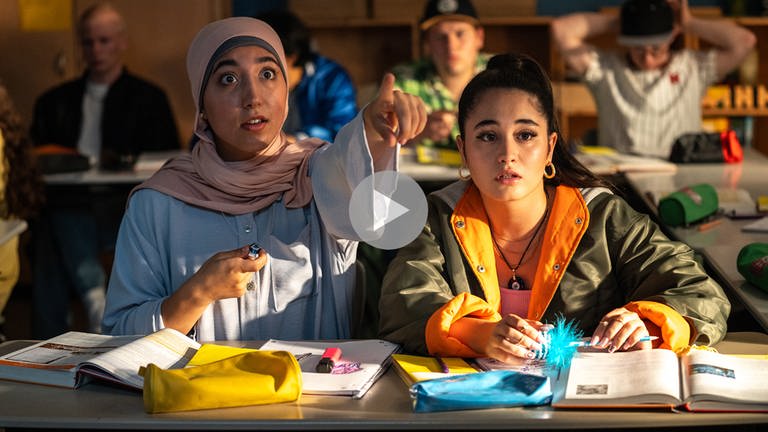 Dilara (Jansel Dogan) hat mitten im Unterricht eine Erscheinung, die auch Kira (Derya Dilber) beeindruckt. (Foto: SWR, Clara Marnette)