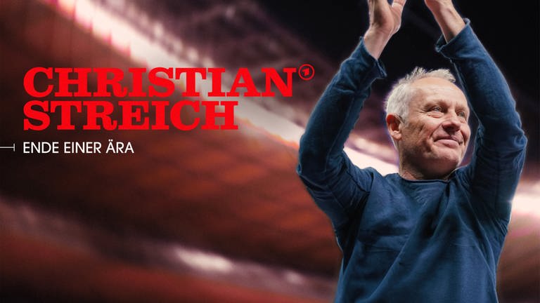 SC Freiburgs Trainer Christian Streich betritt lächelnd das Stadion.