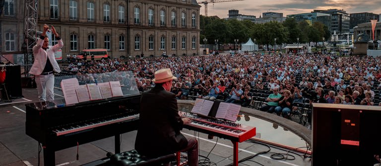 Endlich wieder Live-Musik: Das SWR Sommerfestival ist zurück auf dem Stuttgarter Schlossplatz © SWRMarkus Palmer (Foto: SWR, Markus Palmer)