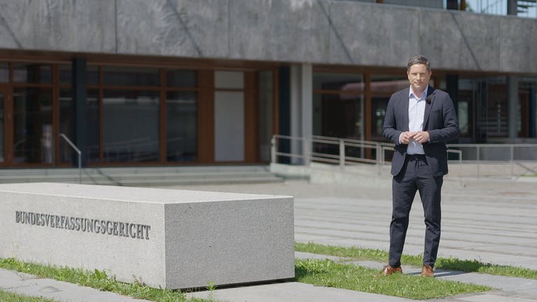 ARD Rechtsexperte Frank Bräutigam vor dem Bundesverfassungsgericht, Karlsruhe (Foto: SWR)