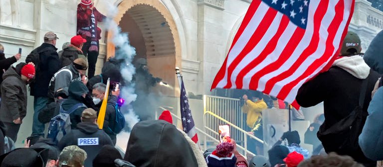 Die US-Kapitol-Polizei geht mit Tränengas gegen die Demonstranten vor. © SWRBrendan Gutenschwager (Foto: SWR, Brendan Gutenschwager)