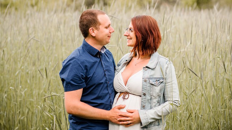 Jenny und David warten auf ihr erstes Kind. Bald wird sich ihr Leben ganz anders gestalten. (Foto: SWR, Lona Media, Jennifer Kehler)