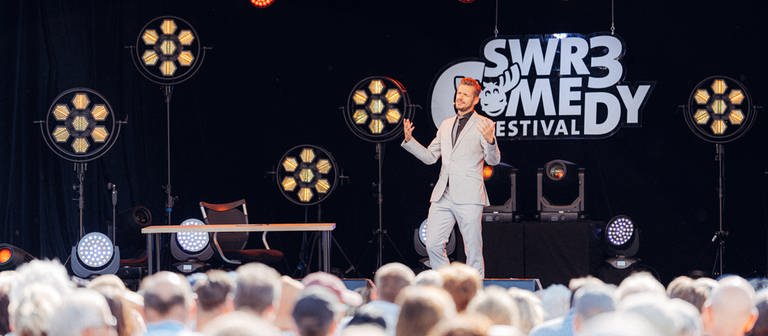 Kabarettist Florian Schroeder auf der Bühne des SWR3 Comedy Festivals 2022 in Bad Dürkheim (Foto: SWR, Narmo Visuals)