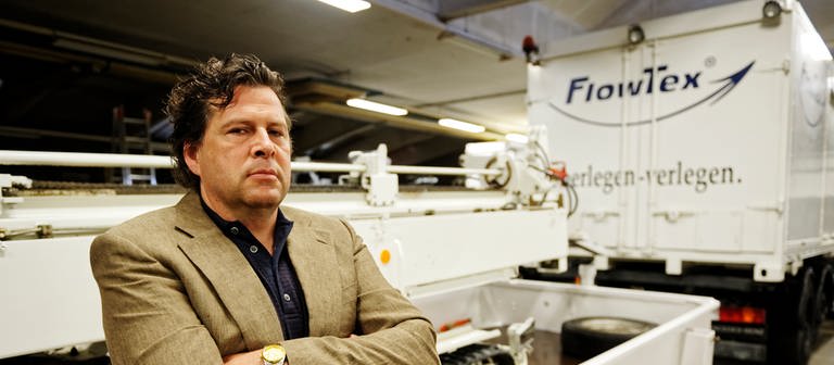 Manfred Brenner (Hans-Jochen Wagner) ist entschlossen mit seiner Firma FlowTex und den Horizontalbohrmaschinen zu reüssieren. © SWRBenoît Linder (Foto: SWR, Benoît Linder)