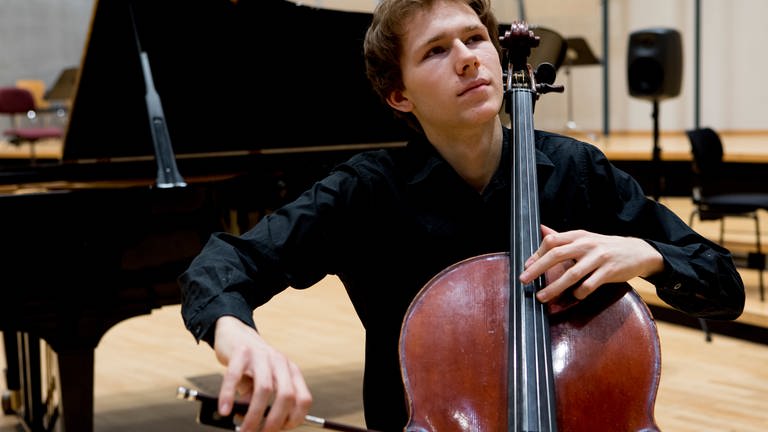 Die Musikredaktion von SWR2 hat den jungen Tübinger Cellisten Lionel Martin (18) zum SWR2 New Talent 2021 gewählt © SWRSabine Stumpp (Foto: SWR, Sabine Stumpp)