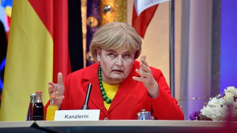 Florian Sitte als Angela Merkel in einer „Krisensitzung im Kanzleramt“. © SWRKristina Schäfer (Foto: SWR)