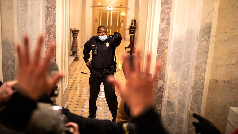 Eugene Goodman, US-Kapitol-Polizei, hält eine Gruppe von Demonstranten im Kapitol zurück © SWRAshley Gilbertson (Foto: SWR, Ashley Gilbertson)