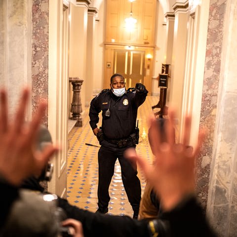 Eugene Goodman, US-Kapitol-Polizei, hält eine Gruppe von Demonstranten im Kapitol zurück © SWRAshley Gilbertson
