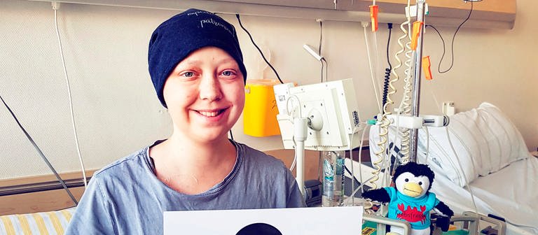 Sarah Schott strahlt. Sie hat gerade ihre 6 Chemotherapie hinter sich.  (Foto: SWR)