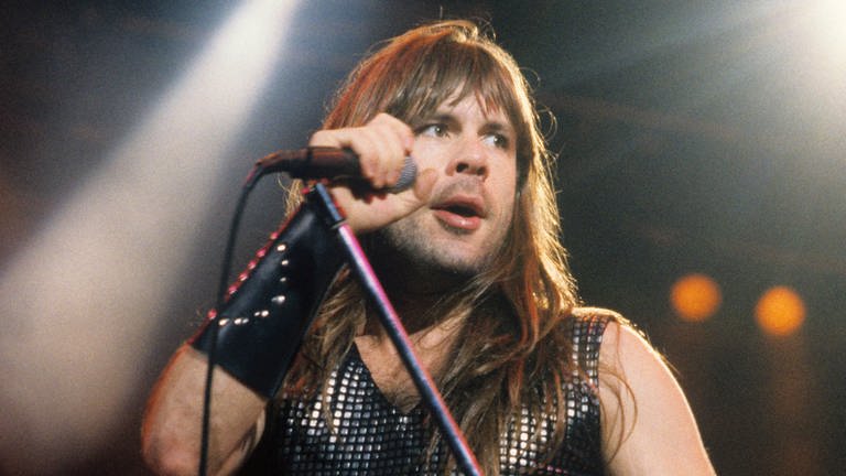 Iron- Maiden-Frontmann Bruce Dickinson auf der Bühne mit Mikrofon. (Foto: SWR, Vibrophil Media)
