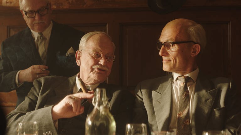 Links sitzt Christian Pätzold als Staatspräsident Reinhold Maier, rechts nebn ihm sitzt Richard Sammel als Gebhard Müller. (Foto: SWR)