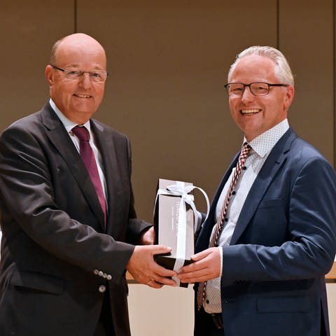 Dr. Adolf Weiland gratuliert Thomas Dauser zur Berufung zum Direktor des Innovationsmanagement und Digitale Transformation