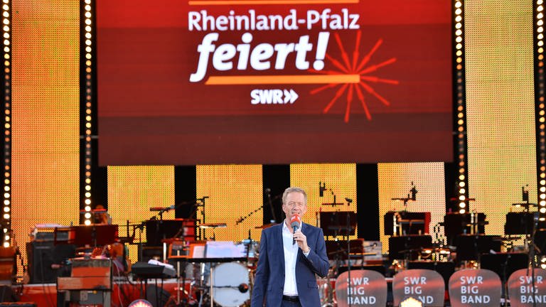 Martin Seidler moderiert die Liveshow am Freitagabend auf der Festivalbühne, die auch im SWR Fernsehen ausgestrahlt wird. (Foto: SWR, Ben Pakalski)