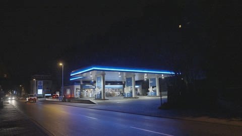 Im Hintergrund sieht man eine hell erleuchtete Tankstelle (Foto: SWR)