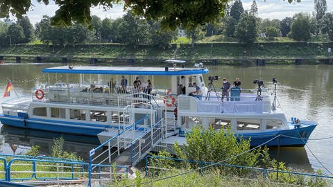 Die Interviews finden auf dem Elektroschiff âElectraâ auf dem Neckar statt. (Foto: SWR, Corinna Mülle)