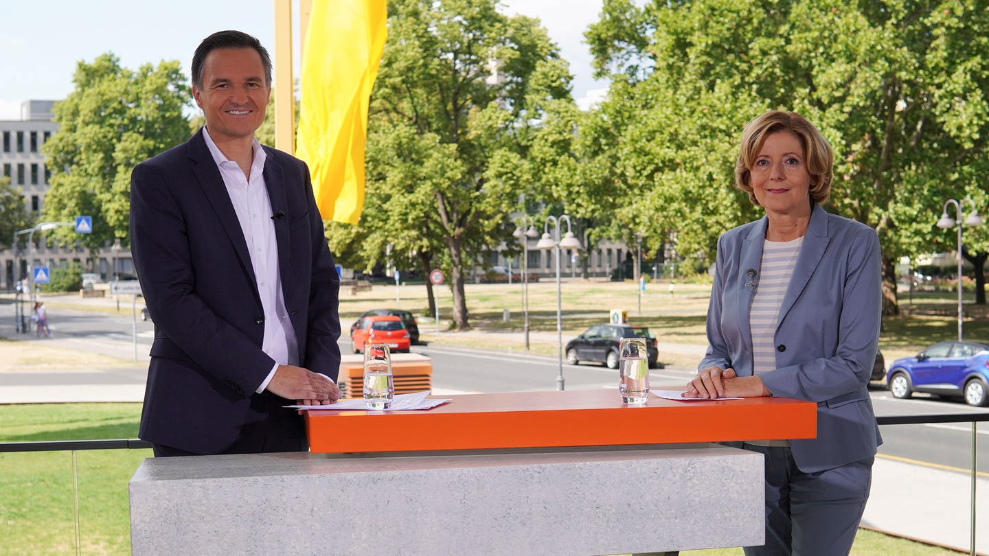 Die rheinland-pfälzische Ministerpräsidentin Malu Dreyer (SPD) im Gespräch mit SWR Moderator Sascha Becker