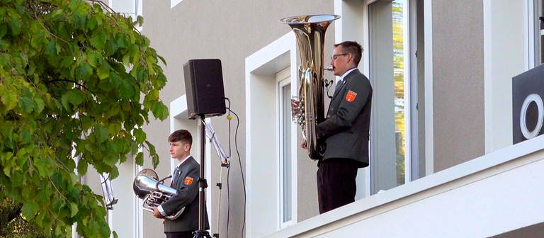 Zum 100-jährigen Jubiläum der Donaueschinger Musiktage spielten bei der Uraufführung der Landschaftskomposition „Donau  Rauschen“ Musikerinnen und Musiker auch von Balkonen und Fenstersimsen der Stadt. (Foto: SWR)
