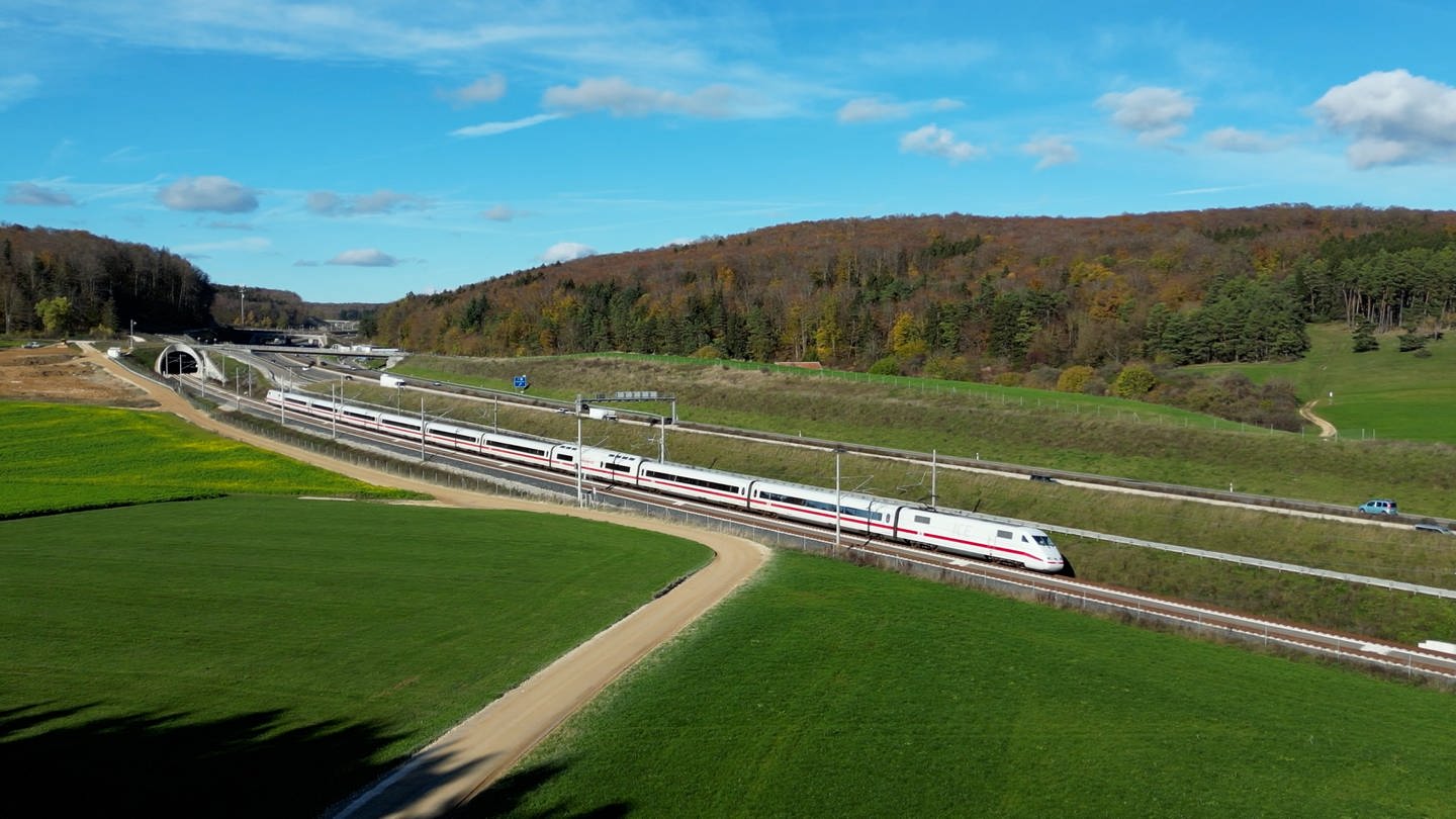 „Highspeed nach Ulm – Was die neue Bahnstrecke bringt“. Ein Zug fährt mit 250 Stundenkilometern über die Schwäbische Alb (Foto: SWR)