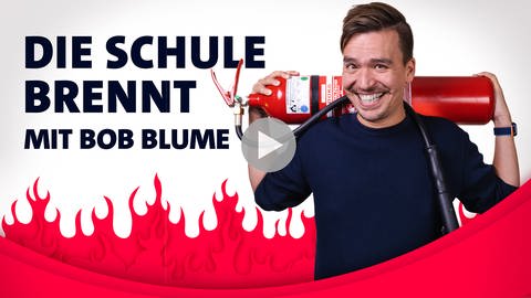Cover des SWR3 Podcast mit Bob Blume und dem Titel "Die Schule brennt". Bob hat einen Feuerlöscher geschultert, am unteren Bildrand sind rote Flammen gezeichnet (Foto: SWR)