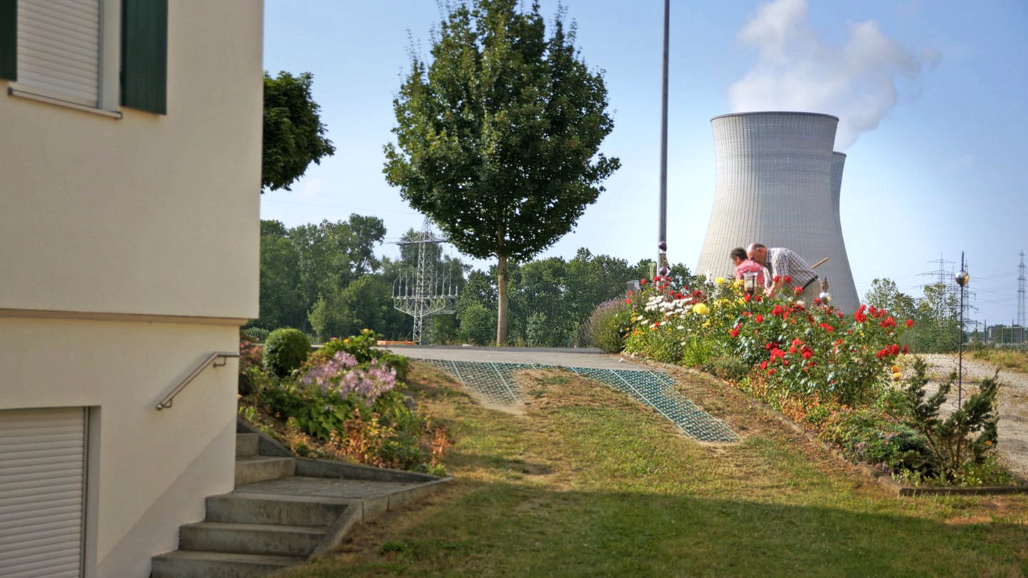 Anwohner des Kernkraftwerkes Gundremmingen in Bayern beim Rosenschneiden. (Foto: SWR)
