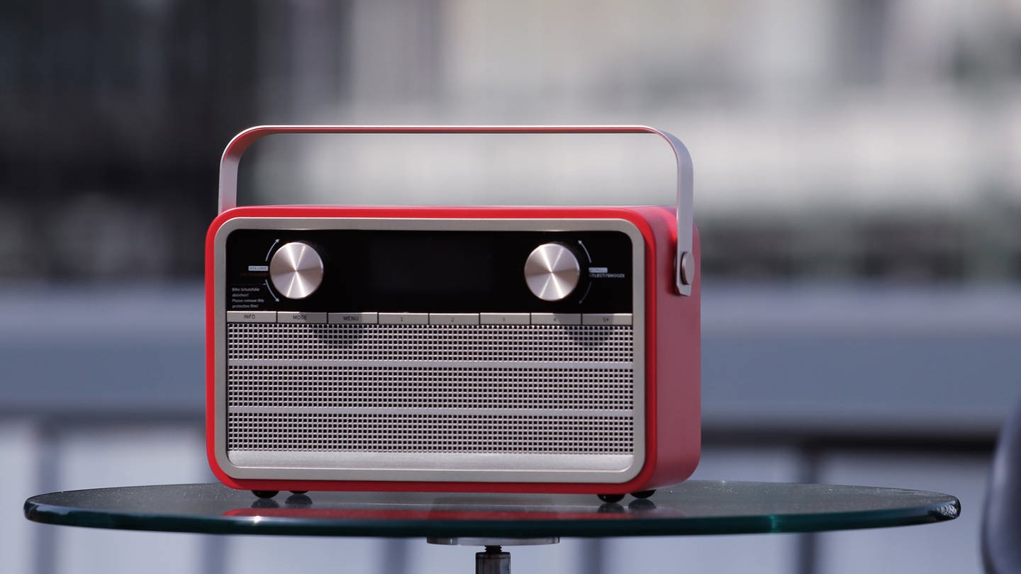 Rotes Radio steht auf einem Tisch (Foto: SWR)