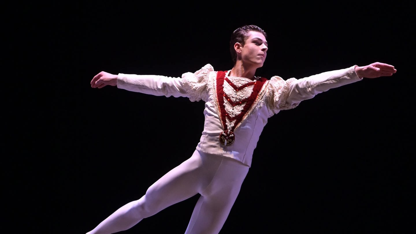 Danylo in einem klassischen Ballettkostüm beim Tanzen (Foto: SWR, Cristiano Castaldi)