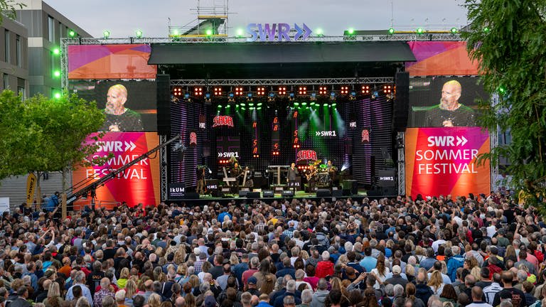 Blick auf die Bühne beim SWR Sommerfestival in Ingelheim 2023 mit SAGA beim SWR1 Open Air (Foto: SWR, Torsten Silz)