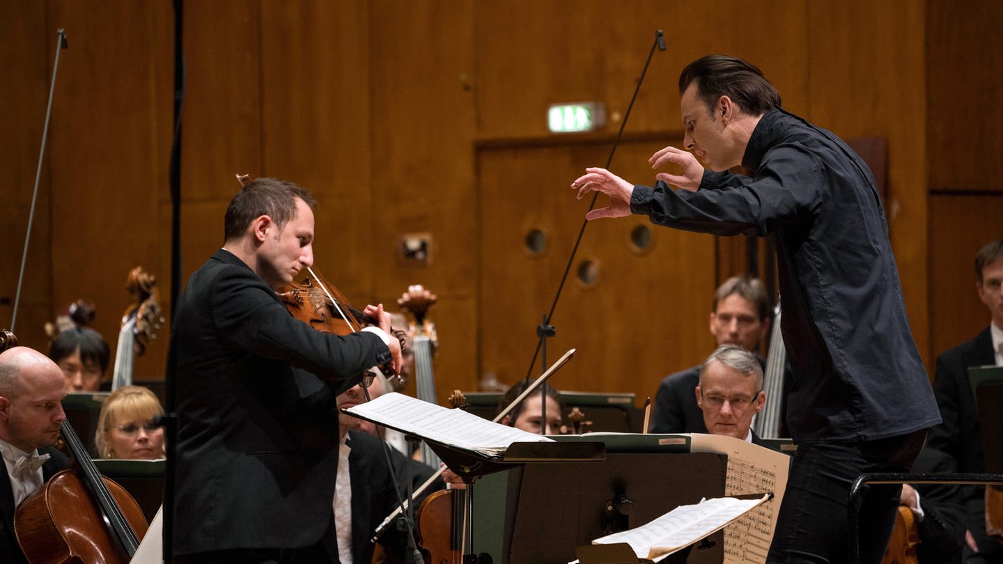 Das SWR Symphonieorchester mit derm Bratscher Antoine Tamestit unter der Leitung von Teodor Currentzis (Foto: SWR/Wolf-Peter Steinheißer)