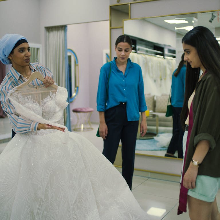 Elaha (Bayan Layla, rechts) ist noch so ganz bereit dafür, sich Hochzeitskleider vorschlagen zu lassen (Foto: SWR, © SWR/Kinescope Film)