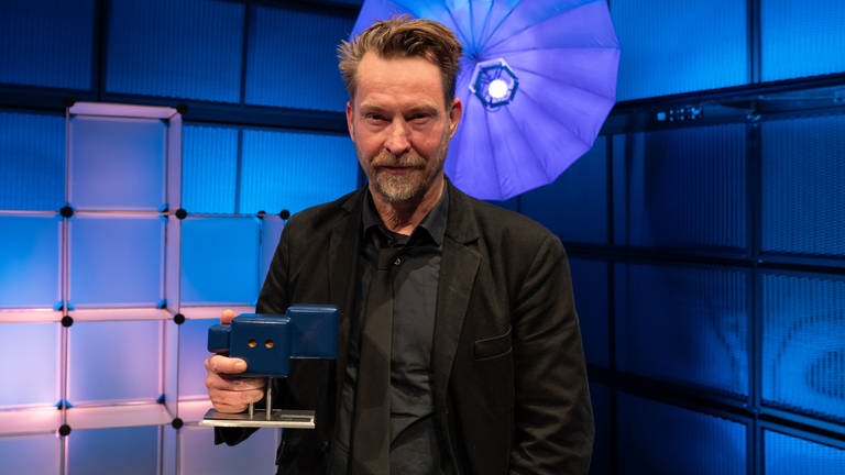 Manuel Harder mit dem Hörspielpreis für die beste schauspielerische Leistung. (Foto: SWR, Uwe Riehm)