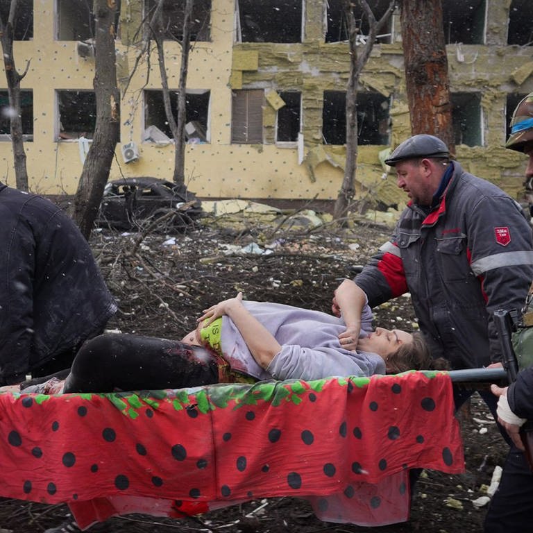 Eine schwangere Frau liegt auf einer Trage (Foto: SWR, Mstyslav Chernov)