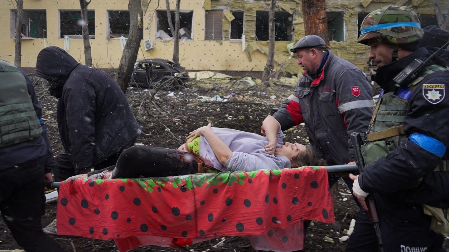 Chernovs Fotos der russischen Gräueltaten, u.a. der Bombardierung einer Entbindungsklinik, gingen um die Welt. (Foto: SWR, Mstyslav Chernov)