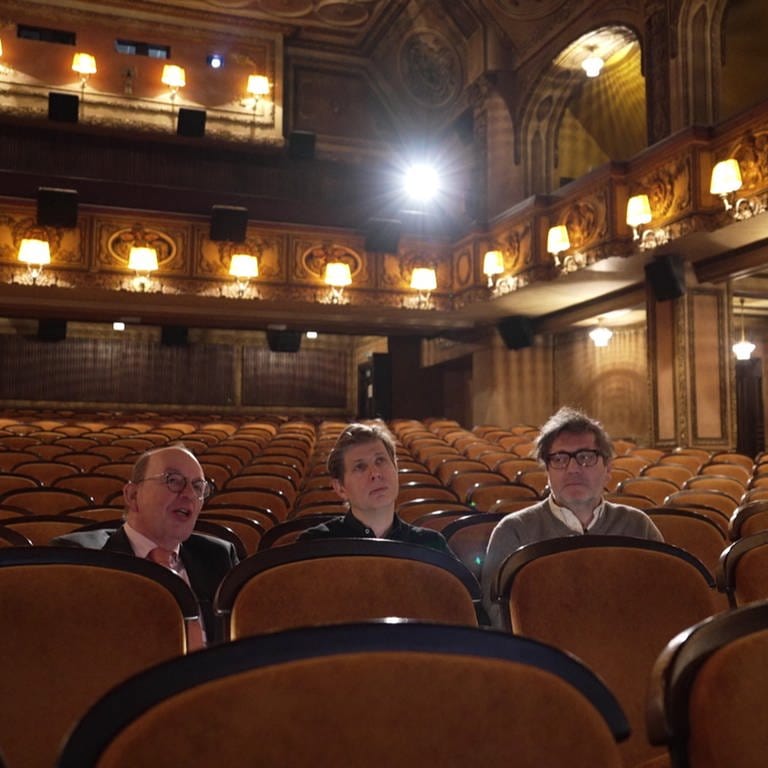 Scheck, Kehlmann und Schalko schauen im Prager Lucerna einen Film. (Foto: SWR)