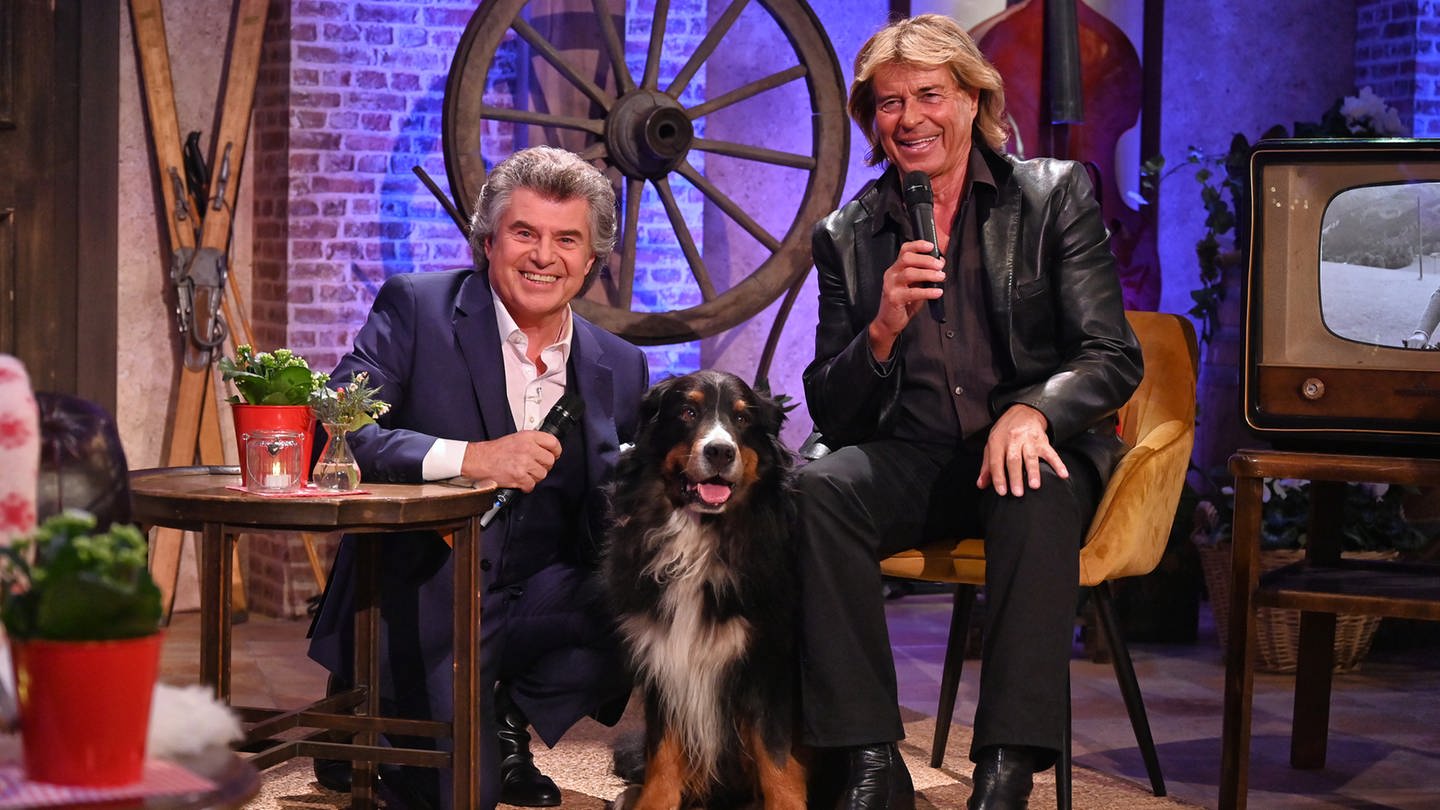 SWR Moderator und Sänger Andy Borg begrüßt Hansi Hinterseer und Hund Ustin. (Foto: SWR, Kerstin Joensson)