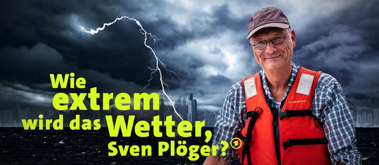 Sven Plöger in roter Warnweste im Hintergrund Aussicht auf Stadt mit Gewitter (Foto: SWR)
