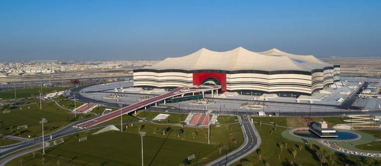 Das Al-Bayt-Stadion ist ein Fußballstadion mit schließbarem Dach in der katarischen Küstenstadt al-Chaur im Norden des Landes. Das Design wie auch der Name geht auf die Bayt al Sha'ar, den traditionellen Zelten der Nomaden Katars, zurück. Es bietet Platz für 60.000 Besucher bieten.  (Foto: SWR, FIFA)