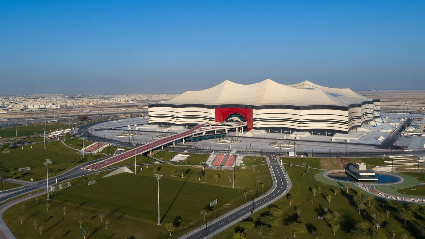 Das Al-Bayt-Stadion ist ein Fußballstadion mit schließbarem Dach in der katarischen Küstenstadt al-Chaur im Norden des Landes. Das Design wie auch der Name geht auf die Bayt al Sha'ar, den traditionellen Zelten der Nomaden Katars, zurück. Es bietet Platz für 60.000 Besucher bieten. (Foto: SWR, FIFA)