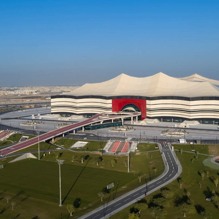Das Al-Bayt-Stadion ist ein Fußballstadion mit schließbarem Dach in der katarischen Küstenstadt al-Chaur im Norden des Landes. Das Design wie auch der Name geht auf die Bayt al Sha'ar, den traditionellen Zelten der Nomaden Katars, zurück. Es bietet Platz für 60.000 Besucher bieten. 