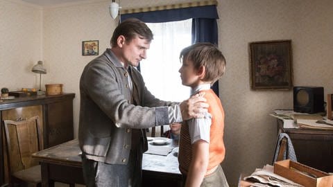 Anton (Juri Gayed) will in die Hitlerjugend, aber sein Vater (Florian Lukas) ist dagegen. © SWRLOOKSfilmAndreas Wünschirs