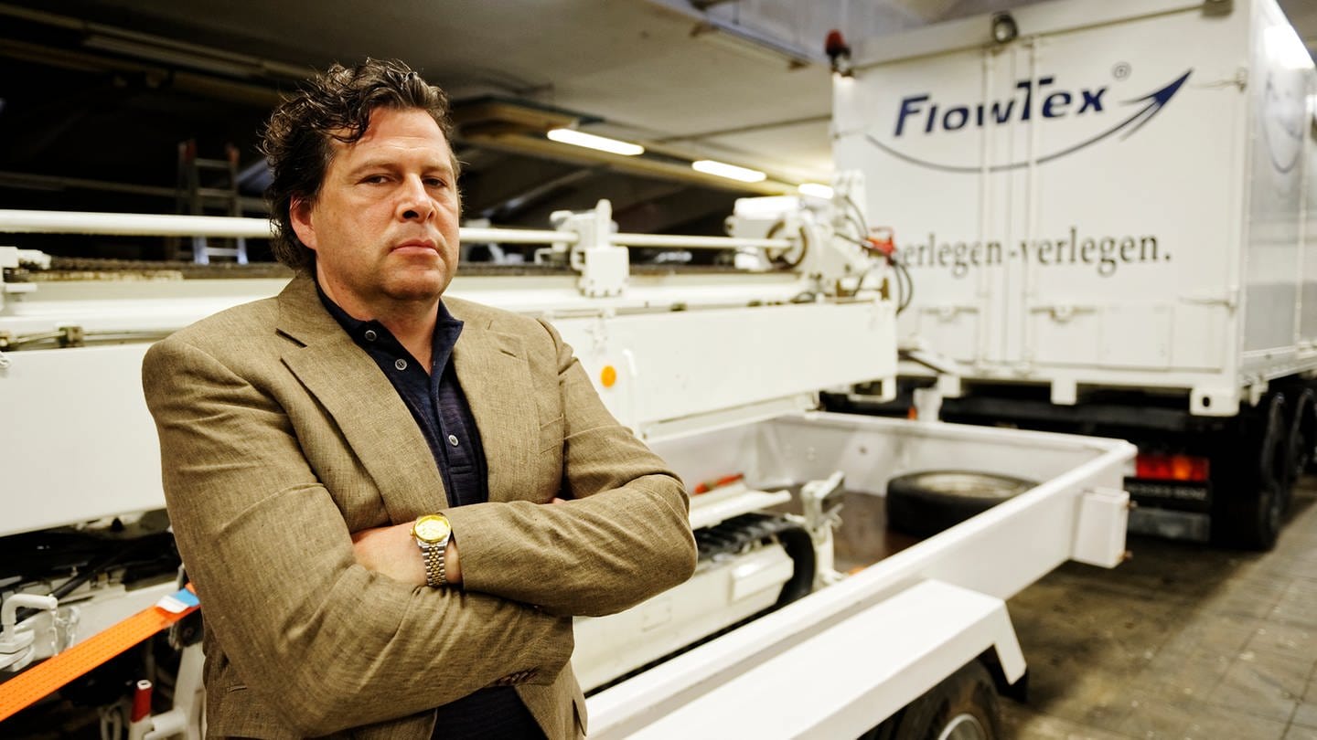 Manfred Brenner (Hans-Jochen Wagner) ist entschlossen mit seiner Firma FlowTex und den Horizontalbohrmaschinen zu reüssieren. © SWR/Benoît Linder (Foto: SWR, Benoît Linder)