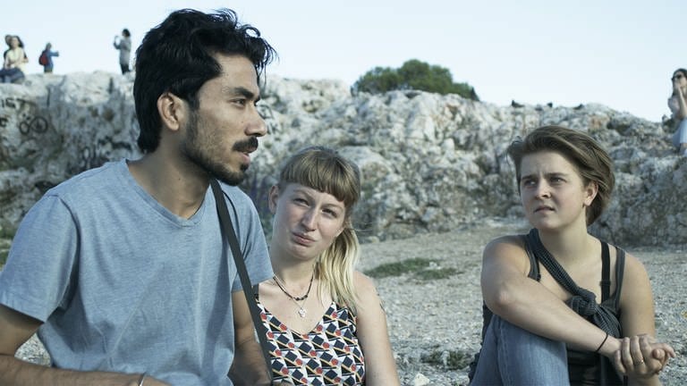 „#widerstand“: Ali, Helene und Rebecca unterhalten sich auf dem Akropolishügel in Athen über die Situation von Geflüchteten in Griechenland. © SWREikon Media