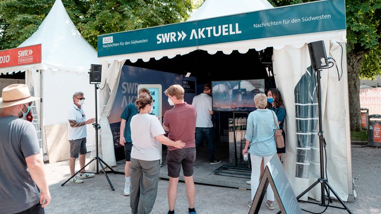 SWR Aktuell mit Teleprompter-Challenge beim SWR Sommerfestival auf dem Stuttgarter Schlossplatz (Foto: SWR, Markus Palmer)