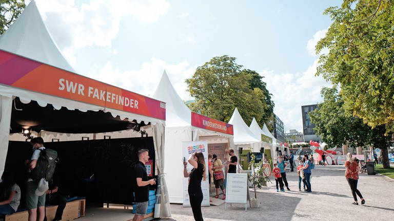 Fakefinder-Challenge im Zelt der Medienkompetenz beim SWR Sommerfestival auf dem Stuttgarter Schlossplatz (Foto: SWR, Markus Palmer)