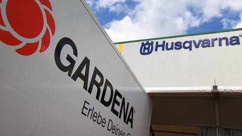 Ein weißer LKW der Firma Gardena fährt durch das Tor einer Produktionshalle von Husqvarna. "Marktcheck checkt ... Gardena" im SWR Fernsehen.